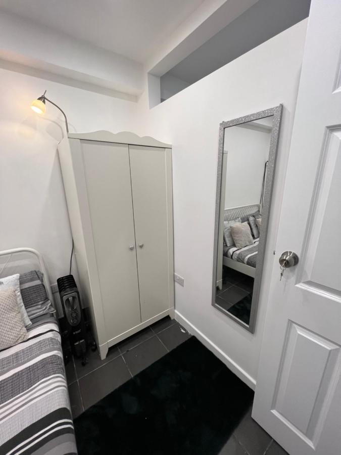 Modern Flat In Central Egham By Windsor Castle, Staines-Upon-Thames And Heathrow Airport Dış mekan fotoğraf