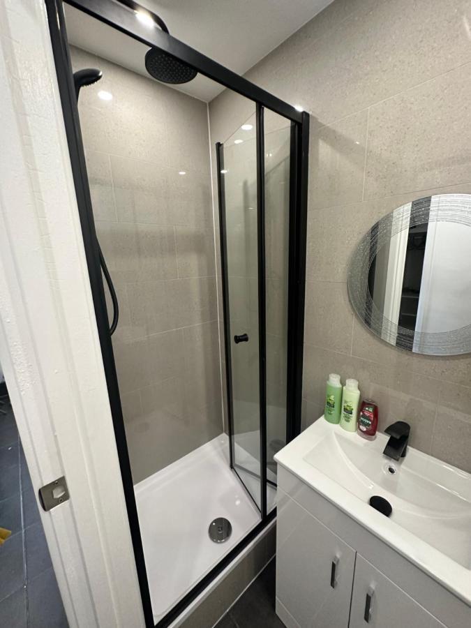 Modern Flat In Central Egham By Windsor Castle, Staines-Upon-Thames And Heathrow Airport Dış mekan fotoğraf