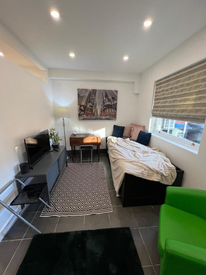 Modern Flat In Central Egham By Windsor Castle, Staines-Upon-Thames And Heathrow Airport Dış mekan fotoğraf