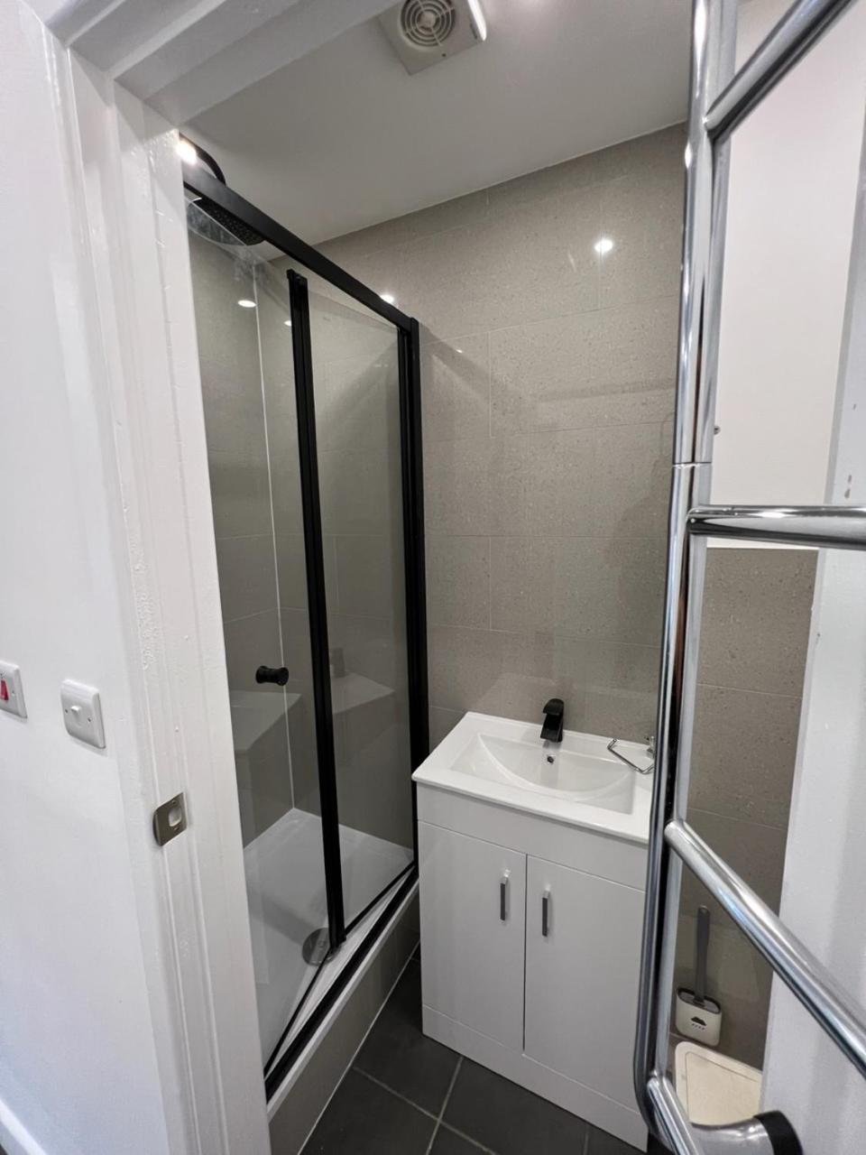 Modern Flat In Central Egham By Windsor Castle, Staines-Upon-Thames And Heathrow Airport Dış mekan fotoğraf